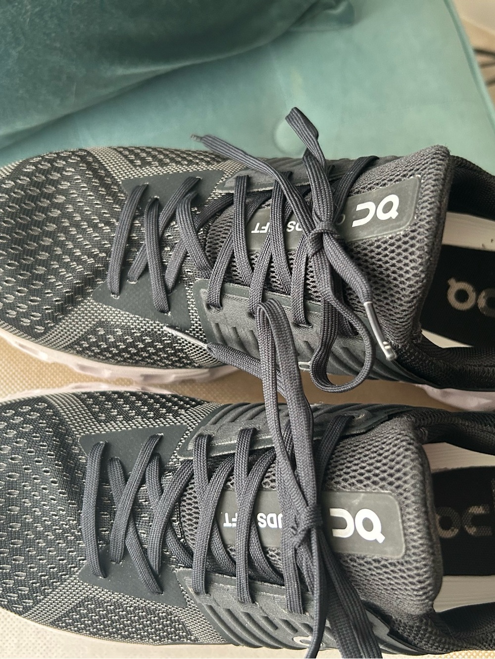 On Cloud Running Men's Cloudswift Sneakers in Black and White 9.5 m - Picture 2 of 8